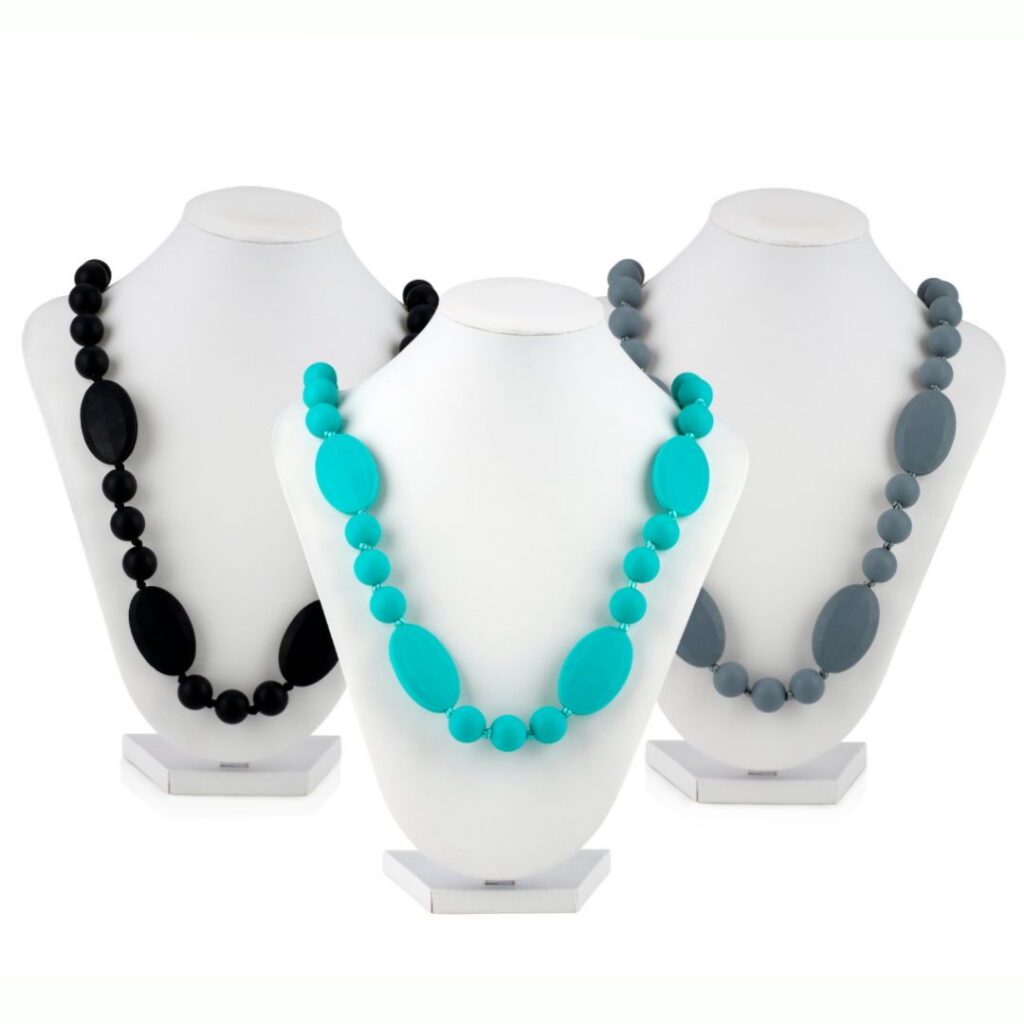 שרשרת הנקהאופנתית ונוחה לחניכי תינוק. בצבעים לוכדים את תשומת ליבו