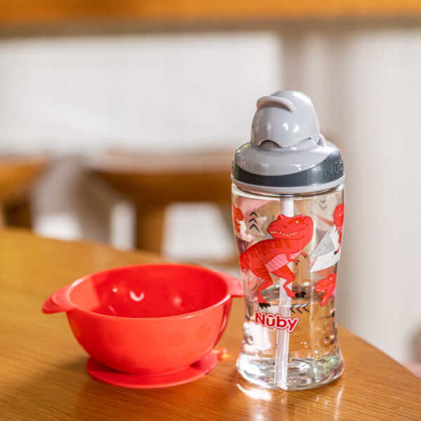 בקבוק מים לילדים של נובי עם קשית מתקפלת למניעת דליפות עם מכסה לקשית וציורים